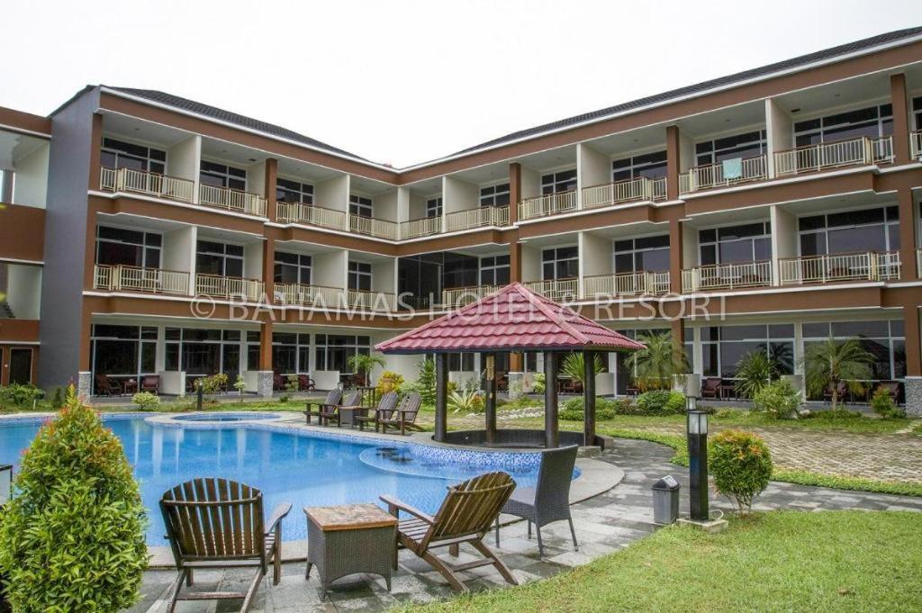 Bahamas Hotel & Resort Tanjung Pandan Esterno foto