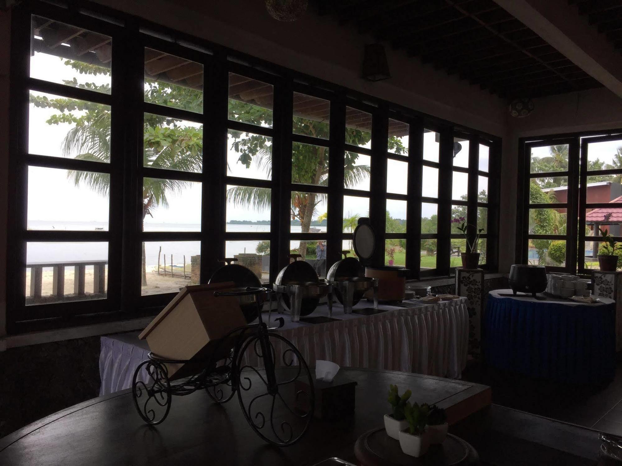 Bahamas Hotel & Resort Tanjung Pandan Esterno foto