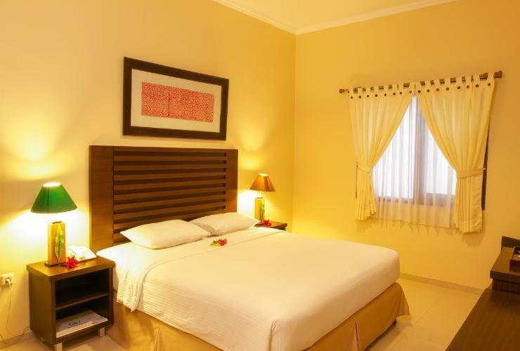 Bahamas Hotel & Resort Tanjung Pandan Esterno foto