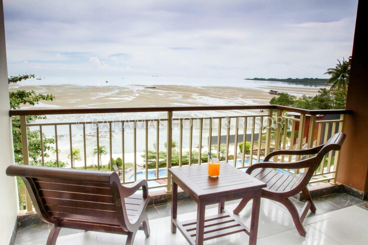 Bahamas Hotel & Resort Tanjung Pandan Esterno foto