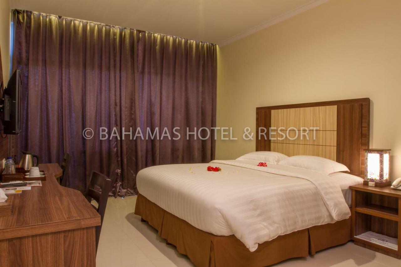 Bahamas Hotel & Resort Tanjung Pandan Esterno foto