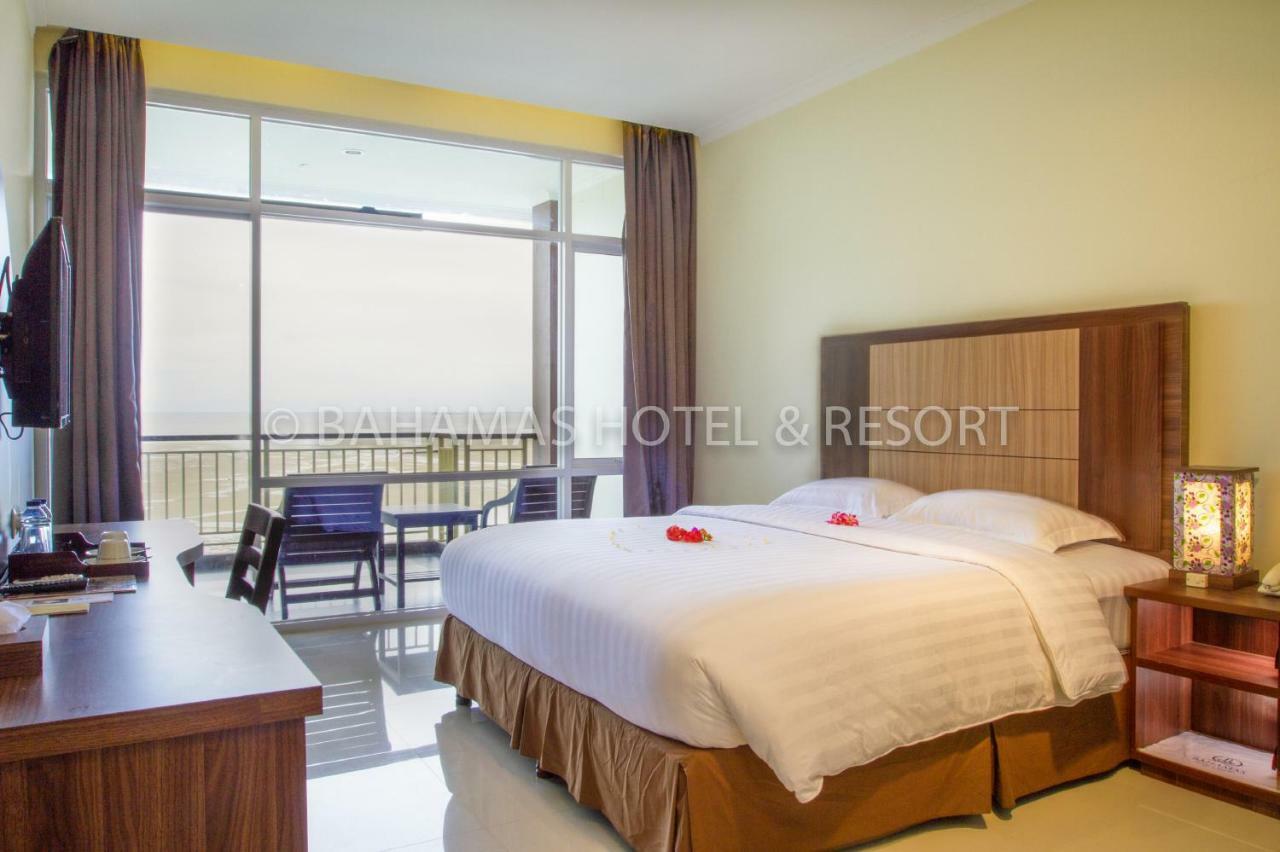 Bahamas Hotel & Resort Tanjung Pandan Esterno foto