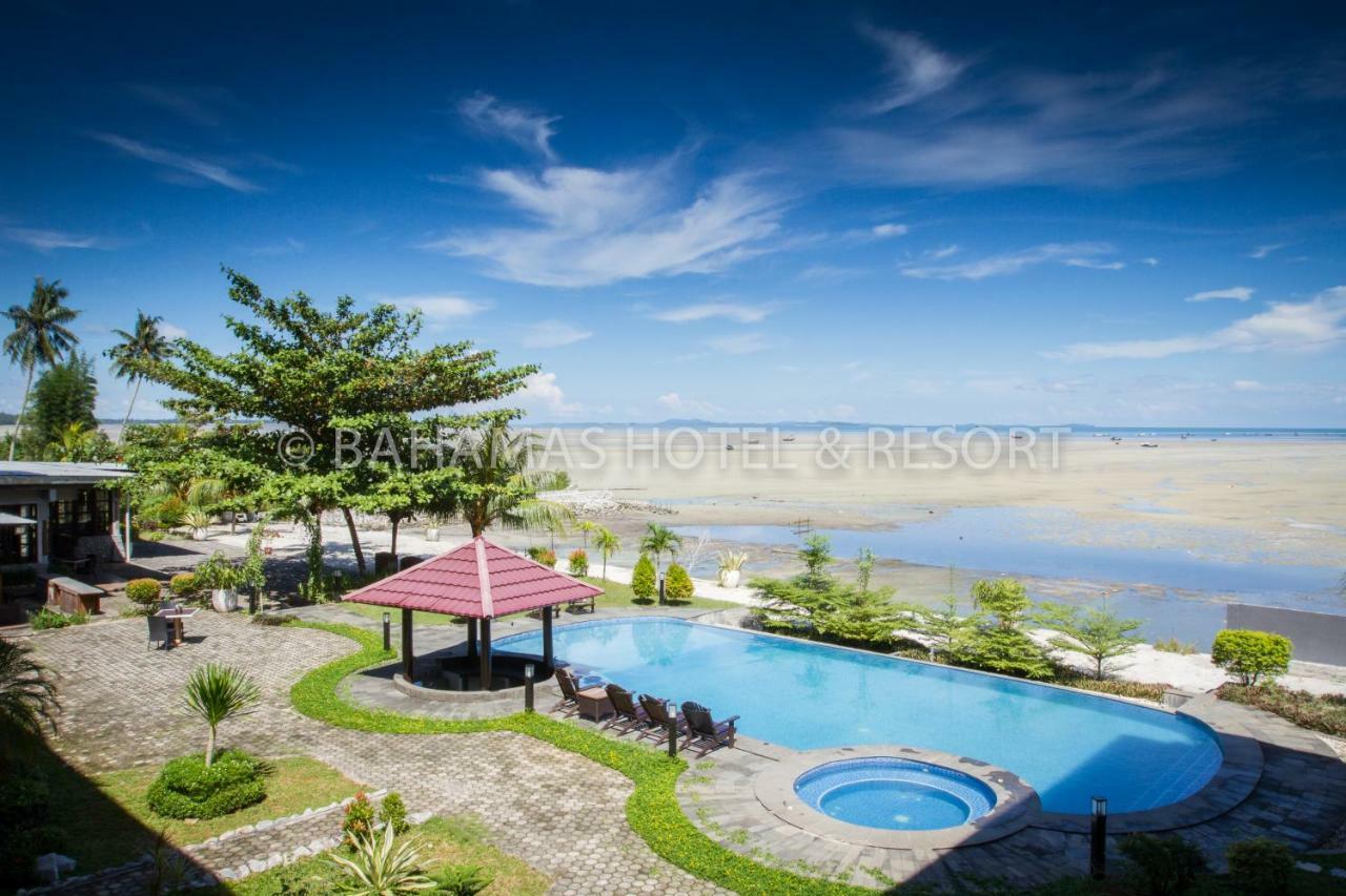 Bahamas Hotel & Resort Tanjung Pandan Esterno foto
