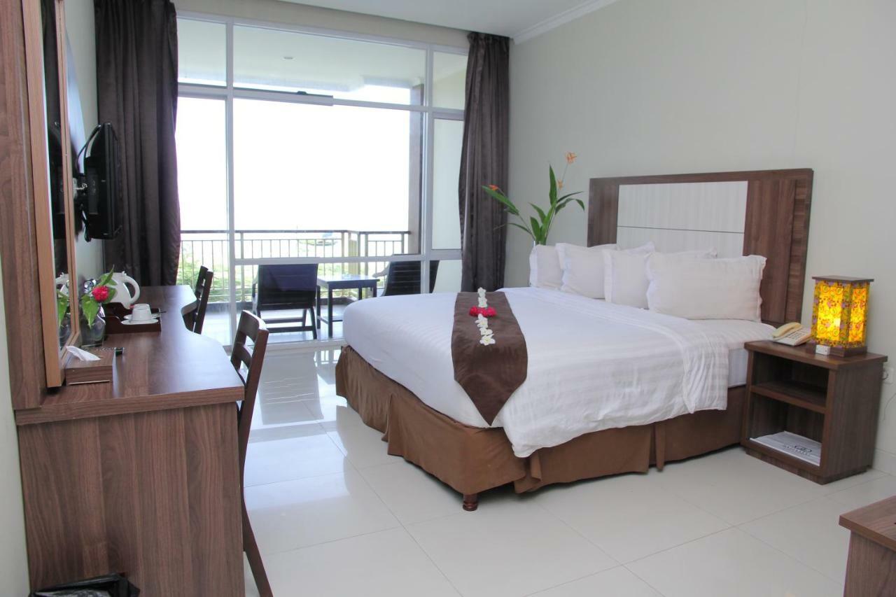 Bahamas Hotel & Resort Tanjung Pandan Esterno foto
