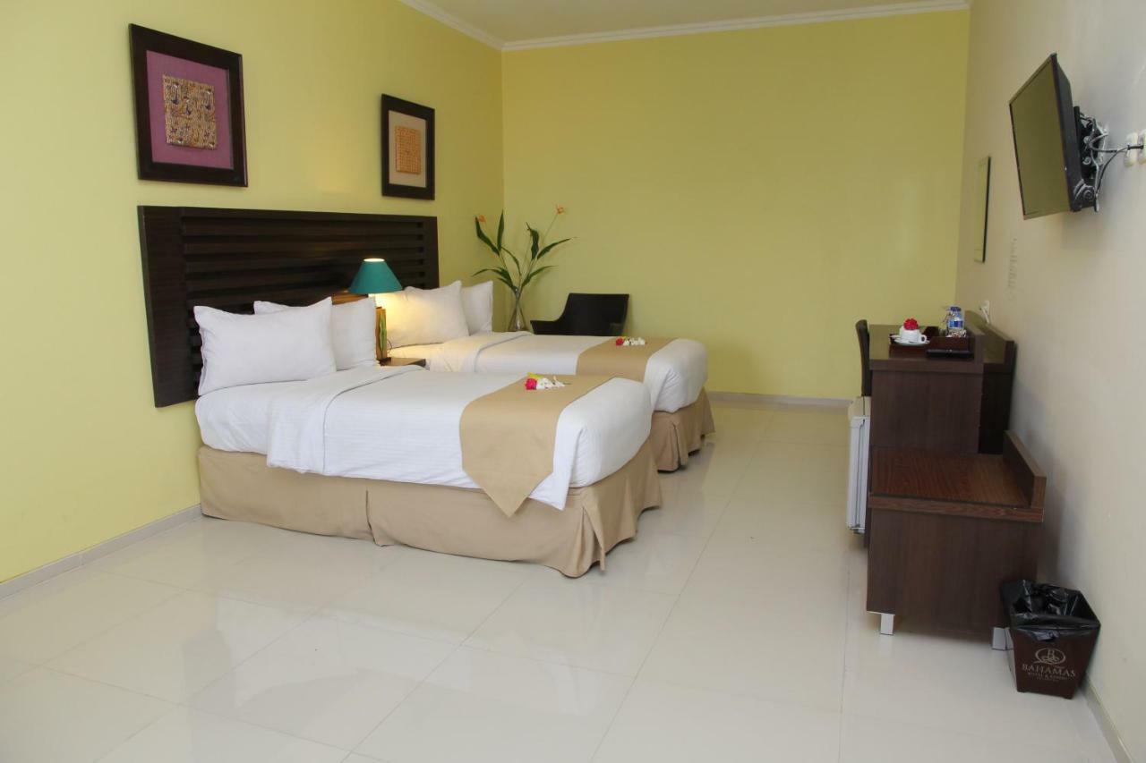 Bahamas Hotel & Resort Tanjung Pandan Esterno foto
