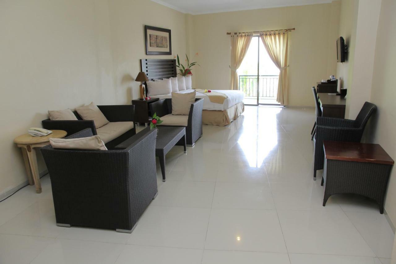 Bahamas Hotel & Resort Tanjung Pandan Esterno foto